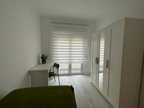 QUARTO p/ Arrendar - Moscavide - c/ acesso a VARANDA - junto à Universidade Europeia