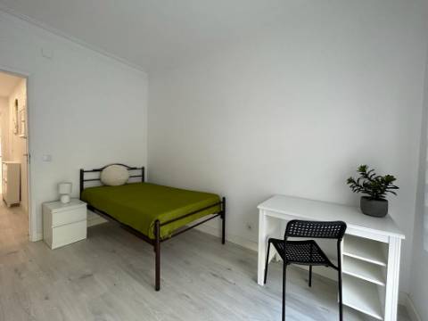 QUARTO p/ Arrendar - Moscavide - c/ acesso a VARANDA - junto à Universidade Europeia