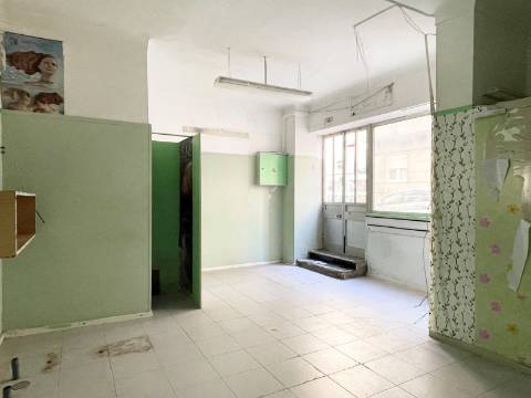 Moscavide - OPORTUNIDADE - Loja p/ Arrendar