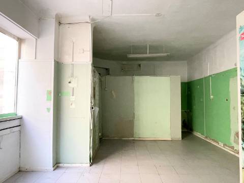 Moscavide - OPORTUNIDADE - Loja p/ Arrendar