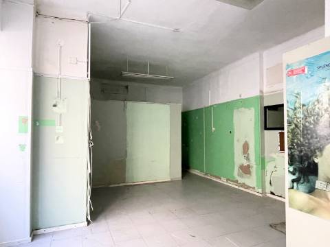 Moscavide - OPORTUNIDADE - Loja p/ Arrendar