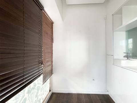 LOJA p/ Arrendar em Moscavide - Central - 3 gabinetes - 2 montras