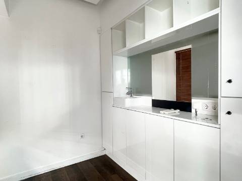 LOJA p/ Arrendar em Moscavide - Central - 3 gabinetes - 2 montras