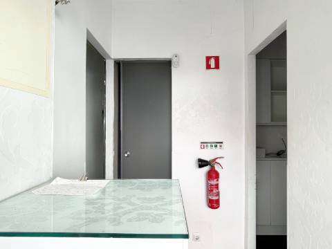 LOJA p/ Arrendar em Moscavide - Central - 3 gabinetes - 2 montras