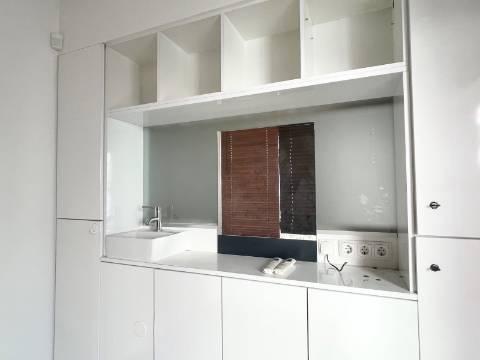 LOJA p/ Arrendar em Moscavide - Central - 3 gabinetes - 2 montras