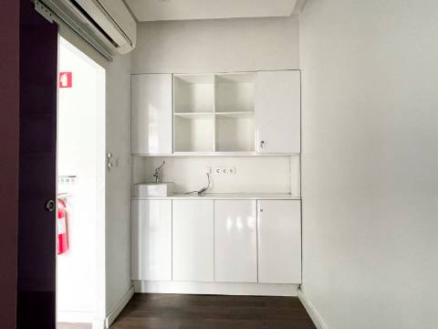 LOJA p/ Arrendar em Moscavide - Central - 3 gabinetes - 2 montras