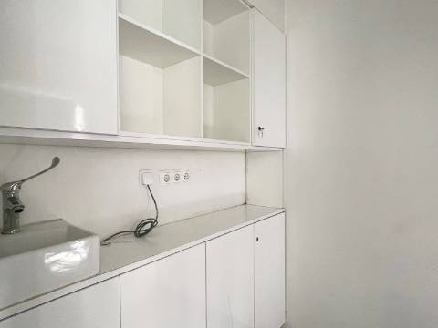 LOJA p/ Arrendar em Moscavide - Central - 3 gabinetes - 2 montras