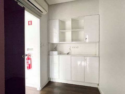 LOJA p/ Arrendar em Moscavide - Central - 3 gabinetes - 2 montras