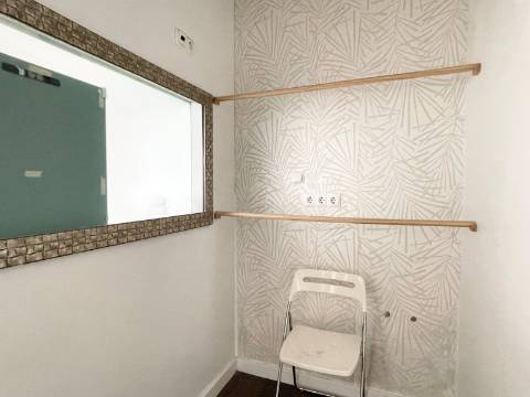 LOJA p/ Arrendar em Moscavide - Central - 3 gabinetes - 2 montras