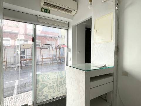 LOJA p/ Arrendar em Moscavide - Central - 3 gabinetes - 2 montras