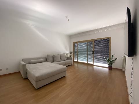 V E N D I D O - T2 - Qta do Conventinho - Sto Antº Cavaleiros - Varanda - Parqueamento (1cr) - Arrecadação