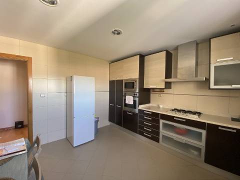 V E N D I D O - T2 - Qta do Conventinho - Sto Antº Cavaleiros - Varanda - Parqueamento (1cr) - Arrecadação