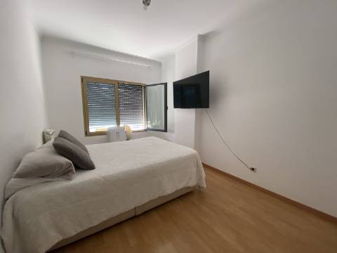 V E N D I D O - T2 - Qta do Conventinho - Sto Antº Cavaleiros - Varanda - Parqueamento (1cr) - Arrecadação