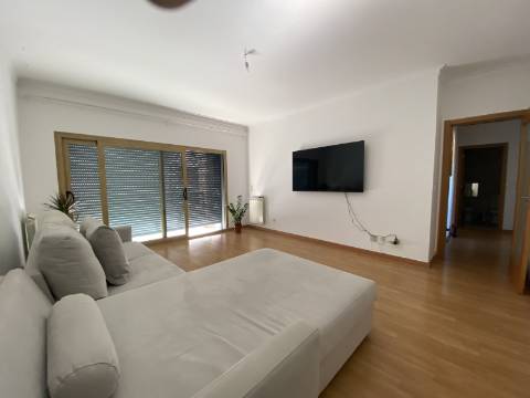 V E N D I D O - T2 - Qta do Conventinho - Sto Antº Cavaleiros - Varanda - Parqueamento (1cr) - Arrecadação