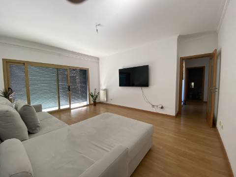 V E N D I D O - T2 - Qta do Conventinho - Sto Antº Cavaleiros - Varanda - Parqueamento (1cr) - Arrecadação