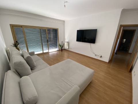 V E N D I D O - T2 - Qta do Conventinho - Sto Antº Cavaleiros - Varanda - Parqueamento (1cr) - Arrecadação