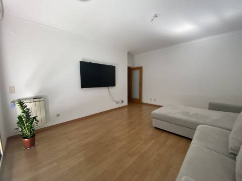 V E N D I D O - T2 - Qta do Conventinho - Sto Antº Cavaleiros - Varanda - Parqueamento (1cr) - Arrecadação