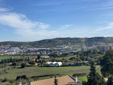 V E N D I D O - T2 - Qta do Conventinho - Sto Antº Cavaleiros - Varanda - Parqueamento (1cr) - Arrecadação