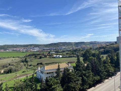 V E N D I D O - T2 - Qta do Conventinho - Sto Antº Cavaleiros - Varanda - Parqueamento (1cr) - Arrecadação