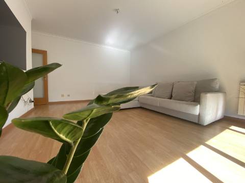 V E N D I D O - T2 - Qta do Conventinho - Sto Antº Cavaleiros - Varanda - Parqueamento (1cr) - Arrecadação