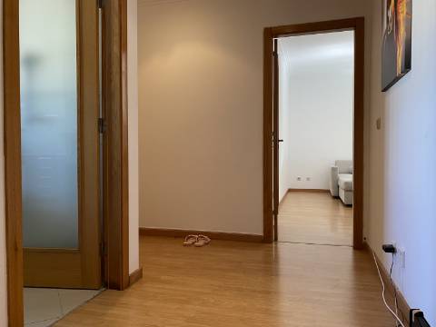 V E N D I D O - T2 - Qta do Conventinho - Sto Antº Cavaleiros - Varanda - Parqueamento (1cr) - Arrecadação