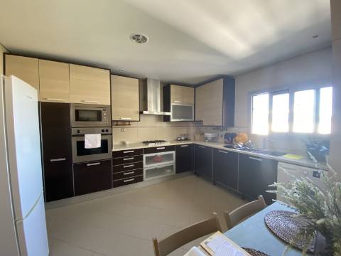 V E N D I D O - T2 - Qta do Conventinho - Sto Antº Cavaleiros - Varanda - Parqueamento (1cr) - Arrecadação