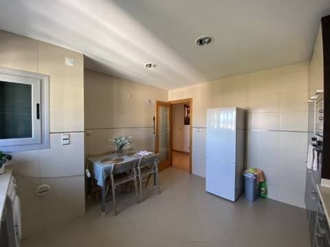 V E N D I D O - T2 - Qta do Conventinho - Sto Antº Cavaleiros - Varanda - Parqueamento (1cr) - Arrecadação