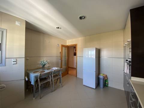 V E N D I D O - T2 - Qta do Conventinho - Sto Antº Cavaleiros - Varanda - Parqueamento (1cr) - Arrecadação