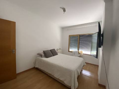 V E N D I D O - T2 - Qta do Conventinho - Sto Antº Cavaleiros - Varanda - Parqueamento (1cr) - Arrecadação