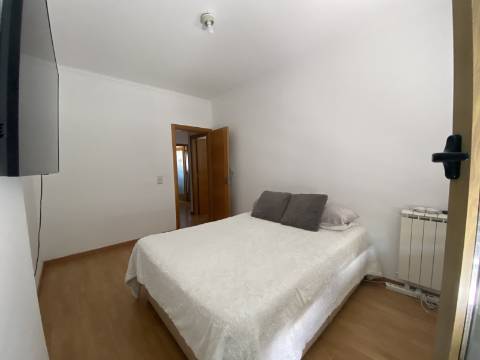 V E N D I D O - T2 - Qta do Conventinho - Sto Antº Cavaleiros - Varanda - Parqueamento (1cr) - Arrecadação