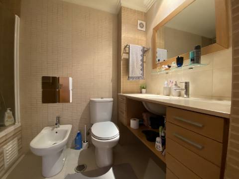 V E N D I D O - T2 - Qta do Conventinho - Sto Antº Cavaleiros - Varanda - Parqueamento (1cr) - Arrecadação