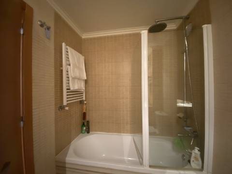 V E N D I D O - T2 - Qta do Conventinho - Sto Antº Cavaleiros - Varanda - Parqueamento (1cr) - Arrecadação