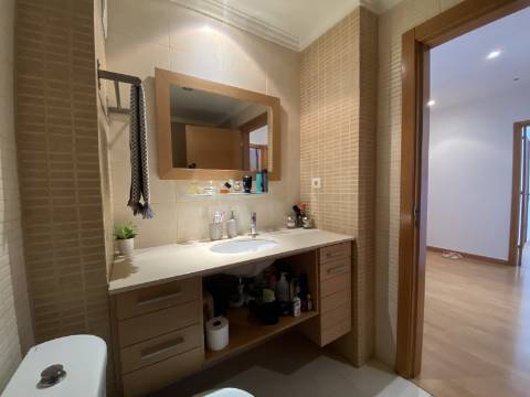 V E N D I D O - T2 - Qta do Conventinho - Sto Antº Cavaleiros - Varanda - Parqueamento (1cr) - Arrecadação