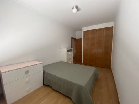 V E N D I D O - T2 - Qta do Conventinho - Sto Antº Cavaleiros - Varanda - Parqueamento (1cr) - Arrecadação