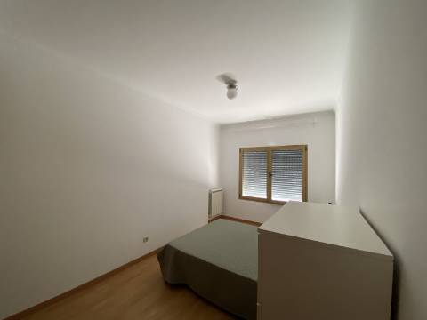 V E N D I D O - T2 - Qta do Conventinho - Sto Antº Cavaleiros - Varanda - Parqueamento (1cr) - Arrecadação