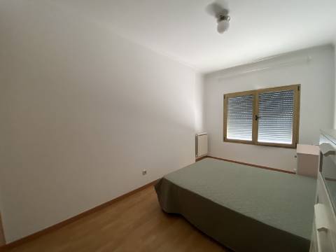 V E N D I D O - T2 - Qta do Conventinho - Sto Antº Cavaleiros - Varanda - Parqueamento (1cr) - Arrecadação