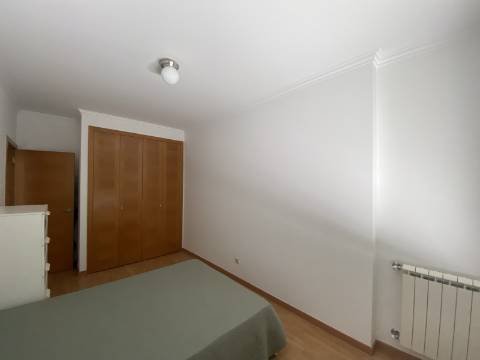 V E N D I D O - T2 - Qta do Conventinho - Sto Antº Cavaleiros - Varanda - Parqueamento (1cr) - Arrecadação