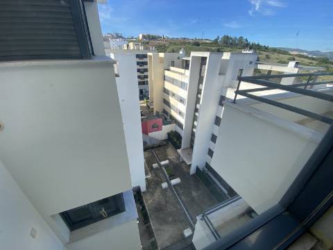 V E N D I D O - T2 - Qta do Conventinho - Sto Antº Cavaleiros - Varanda - Parqueamento (1cr) - Arrecadação