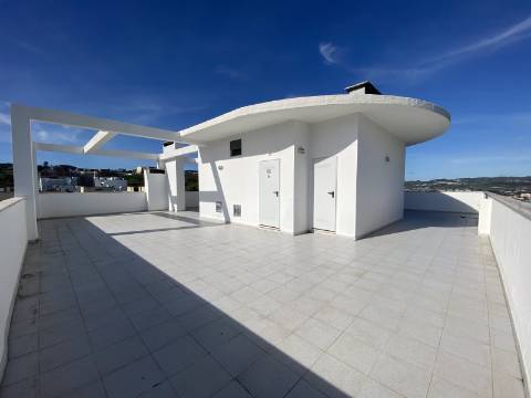 V E N D I D O - T2 - Qta do Conventinho - Sto Antº Cavaleiros - Varanda - Parqueamento (1cr) - Arrecadação