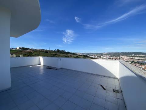 V E N D I D O - T2 - Qta do Conventinho - Sto Antº Cavaleiros - Varanda - Parqueamento (1cr) - Arrecadação