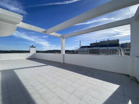 V E N D I D O - T2 - Qta do Conventinho - Sto Antº Cavaleiros - Varanda - Parqueamento (1cr) - Arrecadação