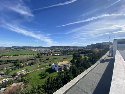 V E N D I D O - T2 - Qta do Conventinho - Sto Antº Cavaleiros - Varanda - Parqueamento (1cr) - Arrecadação