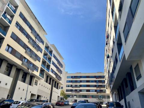 V E N D I D O - T2 - Qta do Conventinho - Sto Antº Cavaleiros - Varanda - Parqueamento (1cr) - Arrecadação