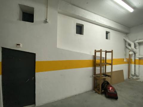 V E N D I D O - T2 - Qta do Conventinho - Sto Antº Cavaleiros - Varanda - Parqueamento (1cr) - Arrecadação