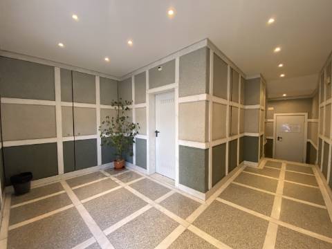 V E N D I D O - T2 - Qta do Conventinho - Sto Antº Cavaleiros - Varanda - Parqueamento (1cr) - Arrecadação