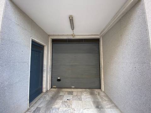 V E N D I D O - T2 - Qta do Conventinho - Sto Antº Cavaleiros - Varanda - Parqueamento (1cr) - Arrecadação