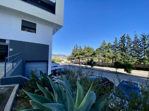 V E N D I D O - T2 - Qta do Conventinho - Sto Antº Cavaleiros - Varanda - Parqueamento (1cr) - Arrecadação