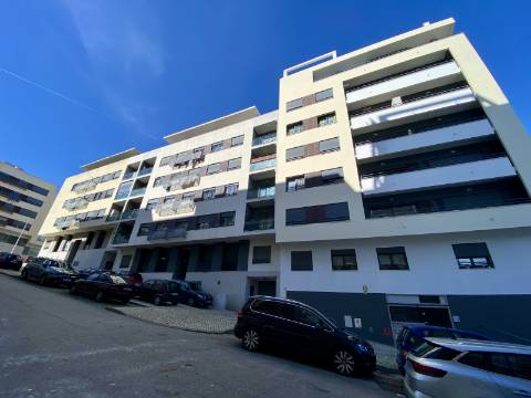 V E N D I D O - T2 - Qta do Conventinho - Sto Antº Cavaleiros - Varanda - Parqueamento (1cr) - Arrecadação