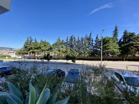 V E N D I D O - T2 - Qta do Conventinho - Sto Antº Cavaleiros - Varanda - Parqueamento (1cr) - Arrecadação