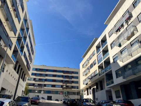 V E N D I D O - T2 - Qta do Conventinho - Sto Antº Cavaleiros - Varanda - Parqueamento (1cr) - Arrecadação